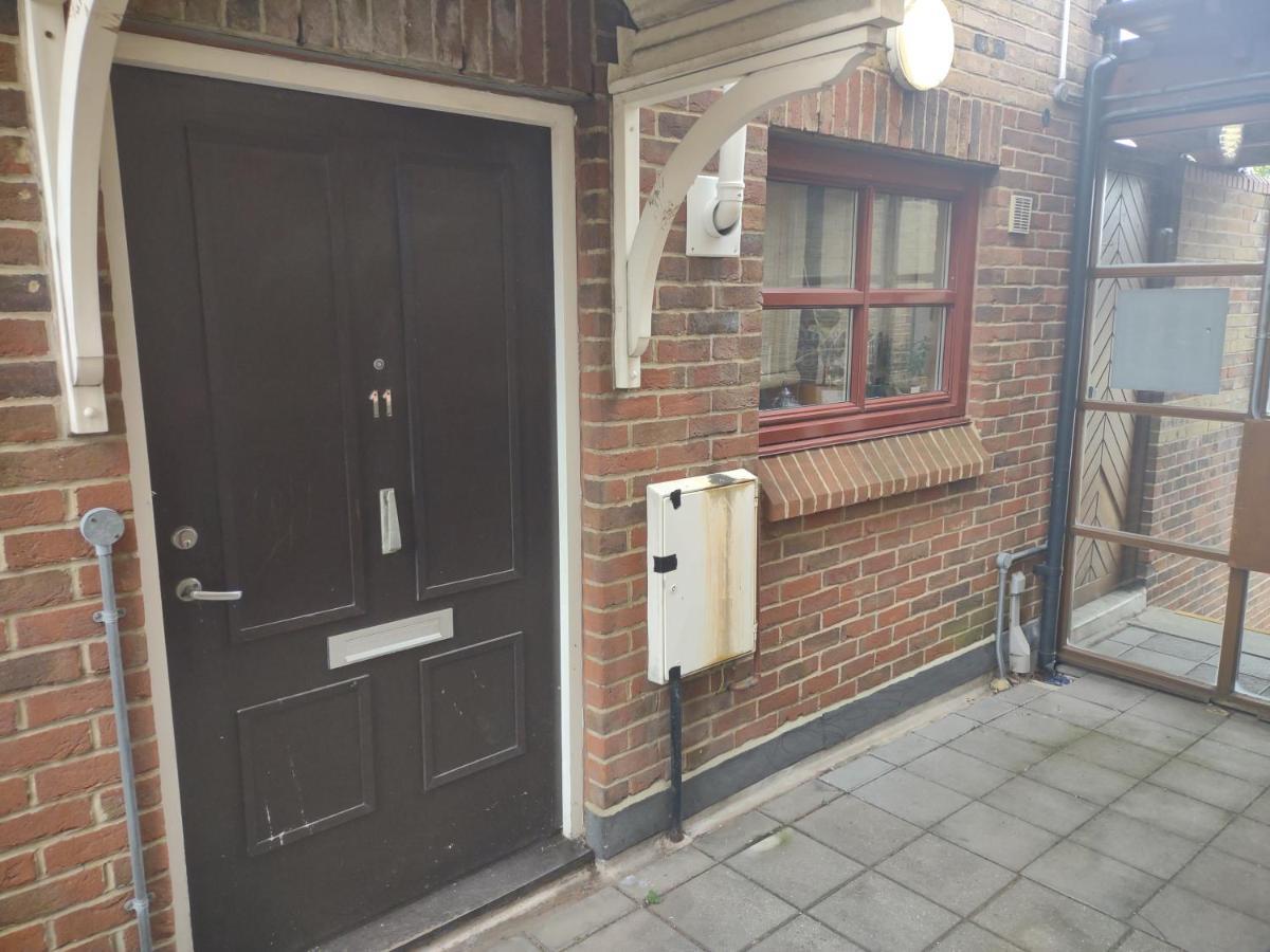 Quiet And Peaceful Double Bedroom In A Nice House With A Very Large Patio Guest house London