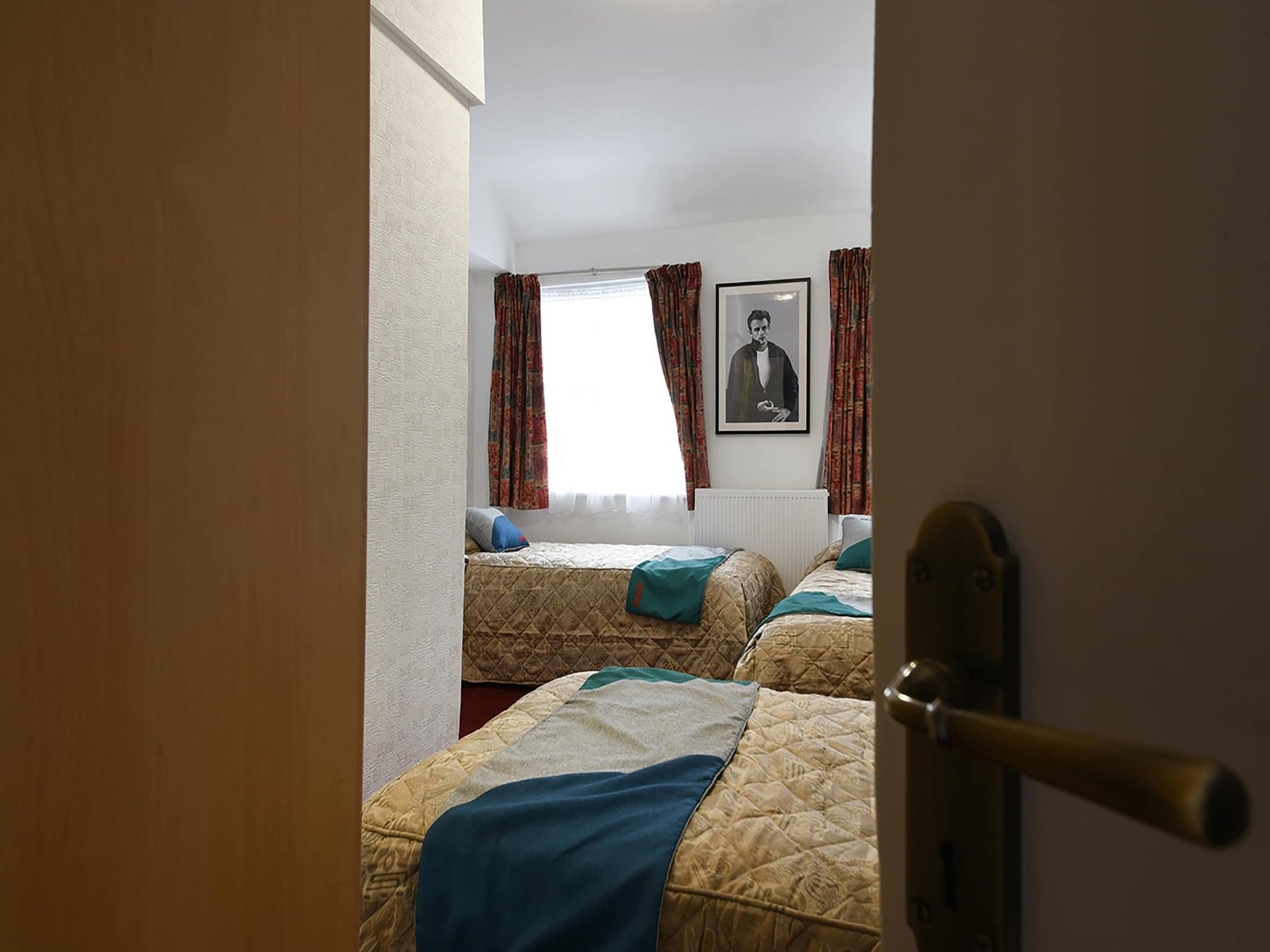 Boston Court Hotel 3*