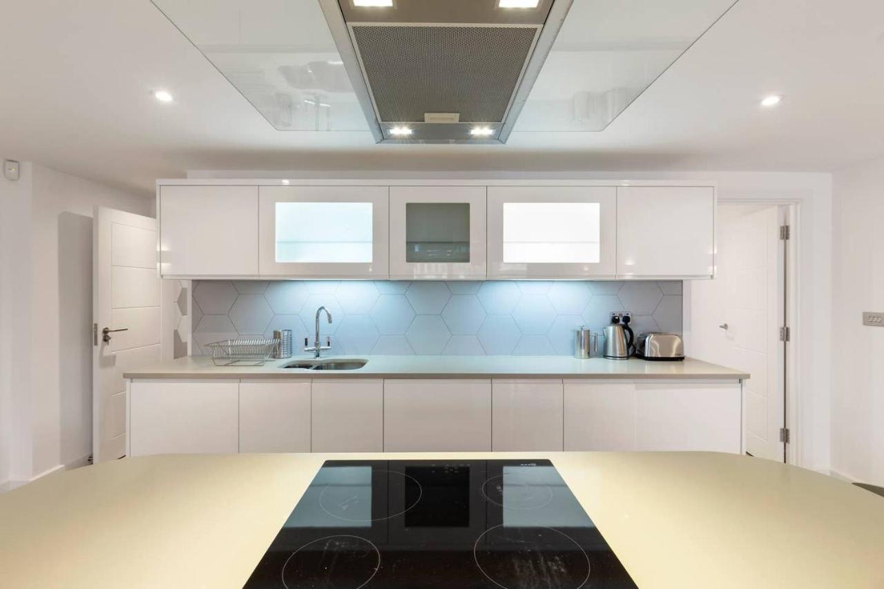 Stunning 1 Bedroom Flat Apartment *