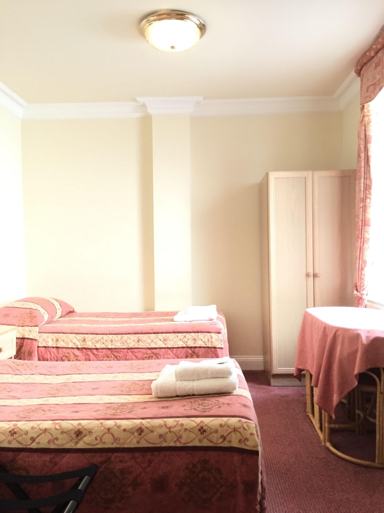 The Brompton Hotel 2*