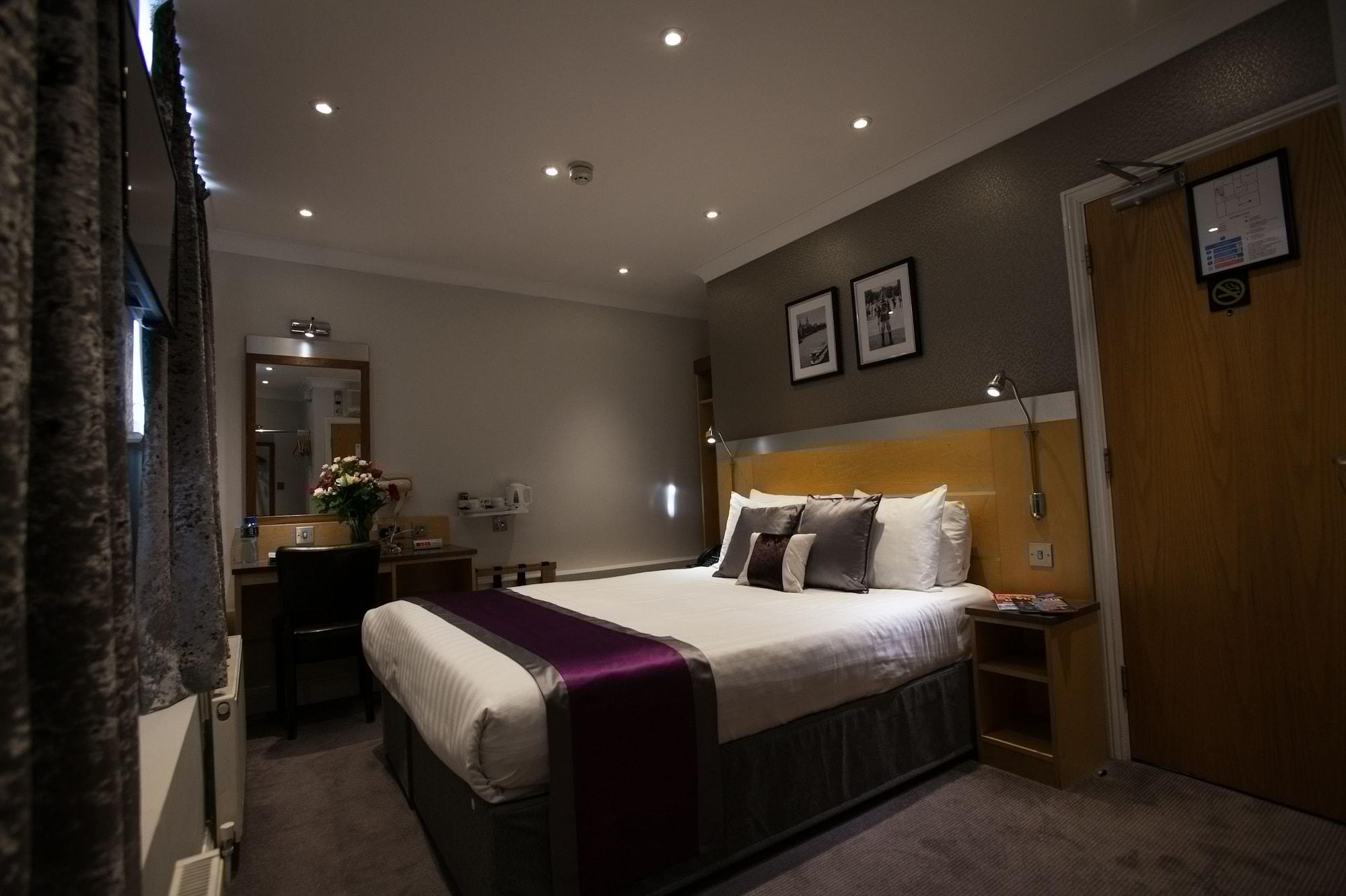 Western Victoria Palace Hotel 3*