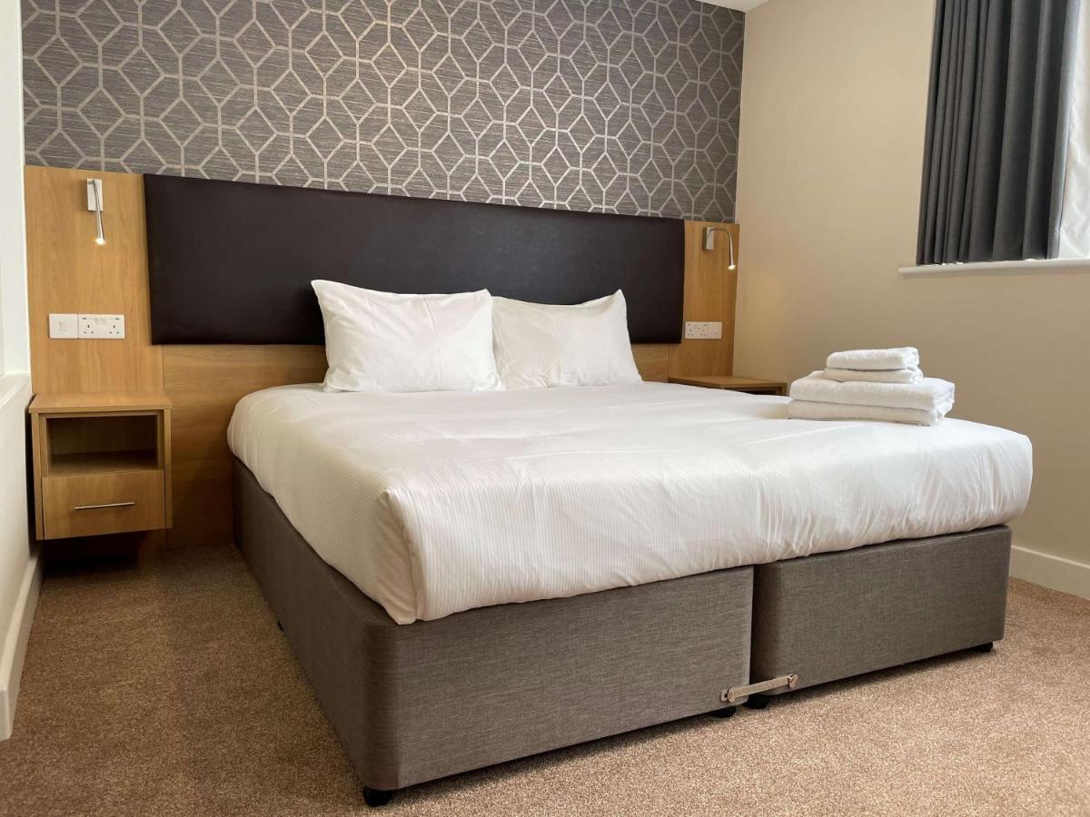 Western Northfields Ealing 3* London