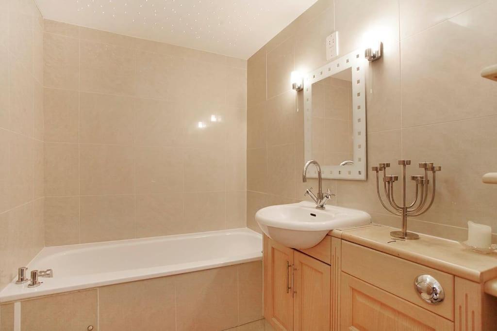 Garden Flat, Wimbledon & Parking, Close To Tennis Apartment *