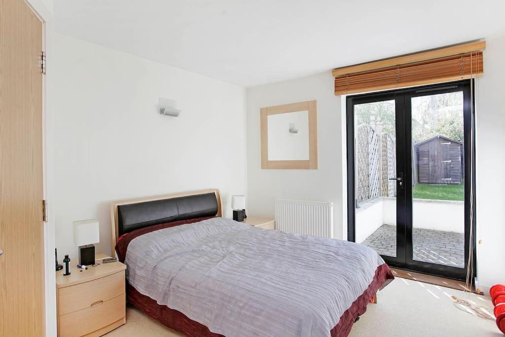 Garden Flat, Wimbledon & Parking, Close To Tennis * London