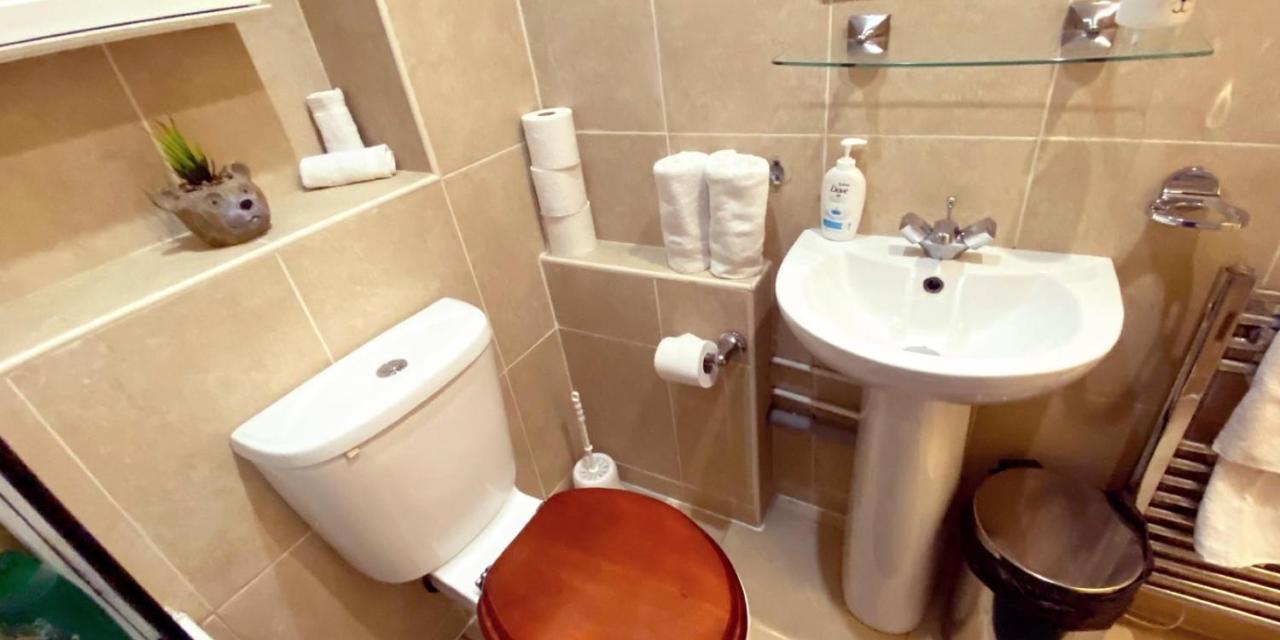 Spacious 1-bedroom Flat With Private Balcony, Patio, And Traditional Decor In Prime Chelsea Location Londen
