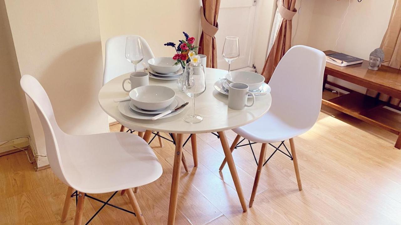 Spacious 1-bedroom Flat With Private Balcony, Patio, And Traditional Decor In Prime Chelsea Location *