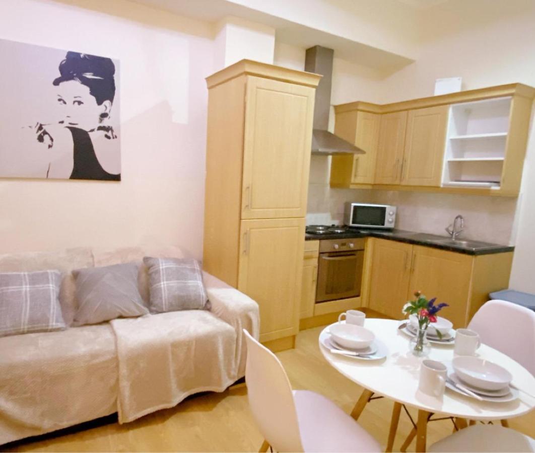 Spacious 1-bedroom Flat With Private Balcony, Patio, And Traditional Decor In Prime Chelsea Location Londen