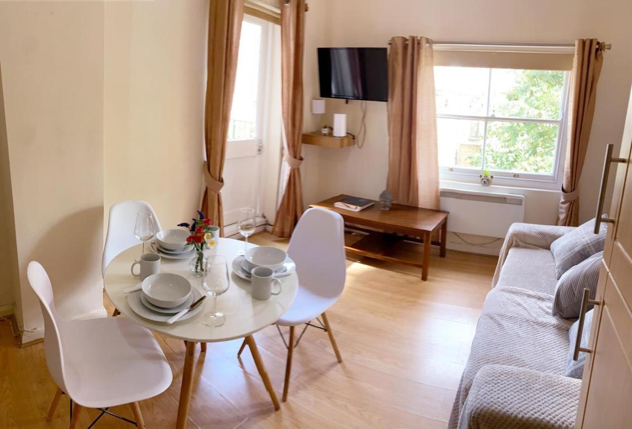 Spacious 1-bedroom Flat With Private Balcony, Patio, And Traditional Decor In Prime Chelsea Location Appartement