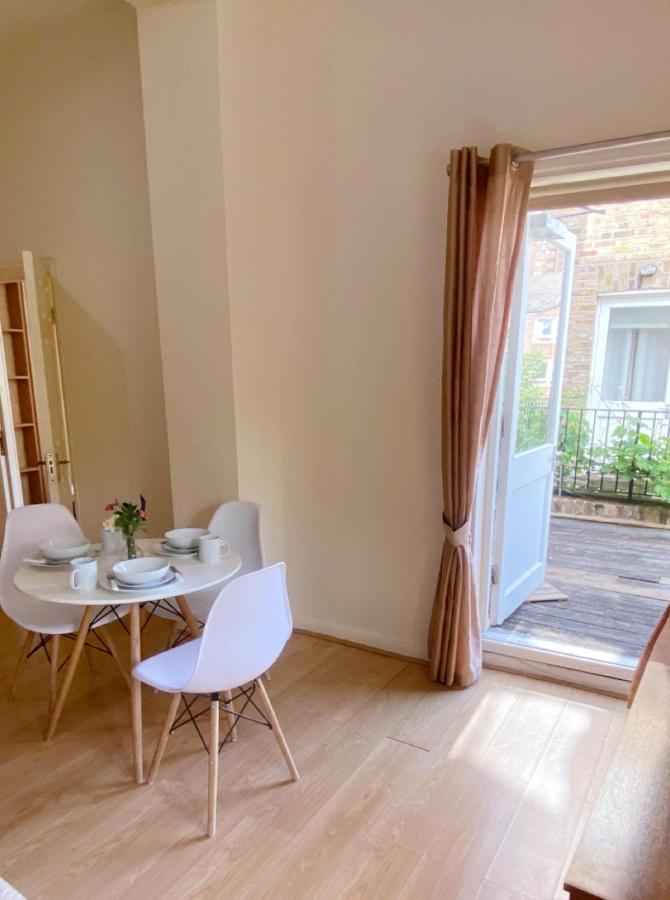 Spacious 1-bedroom Flat With Private Balcony, Patio, And Traditional Decor In Prime Chelsea Location Appartement *
