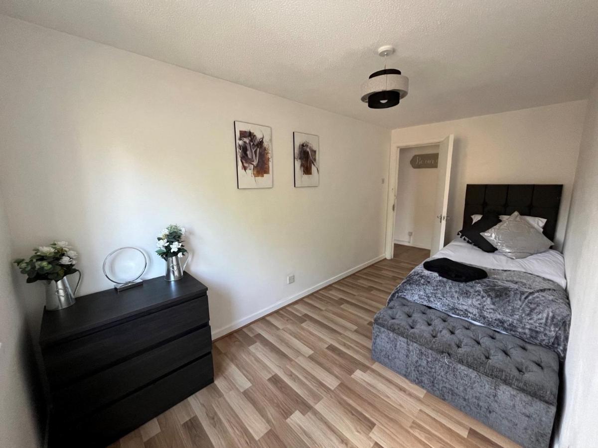 New Cosey 2 Bedroom With Free Parking Londen