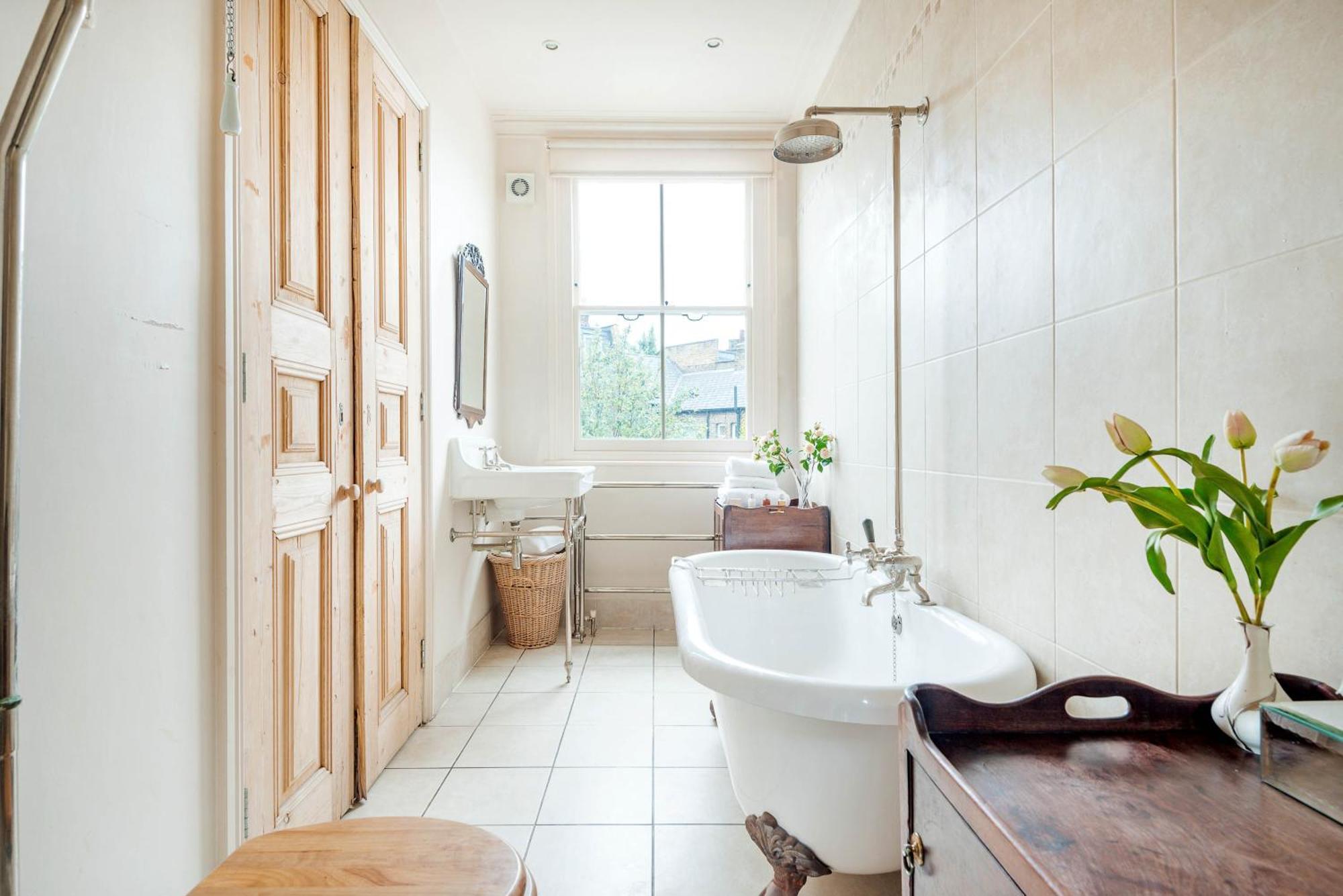 Apartment Traditional Townhouse Close To Battersea Park By Underthedoormat London
