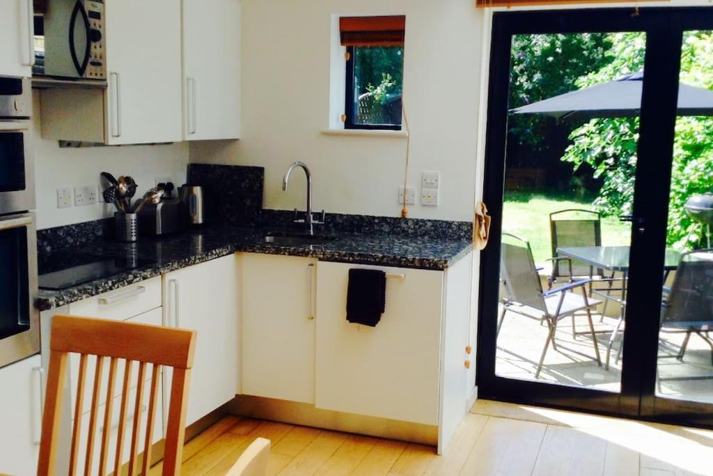 Garden Flat, Wimbledon & Parking, Close To Tennis