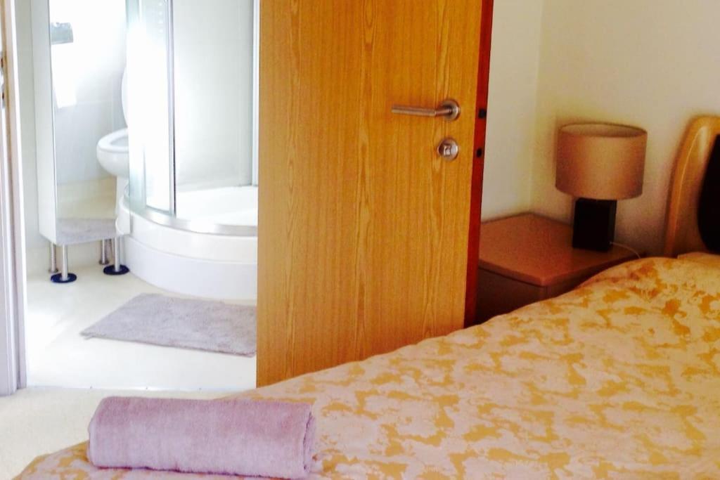 Garden Flat, Wimbledon & Parking, Close To Tennis London