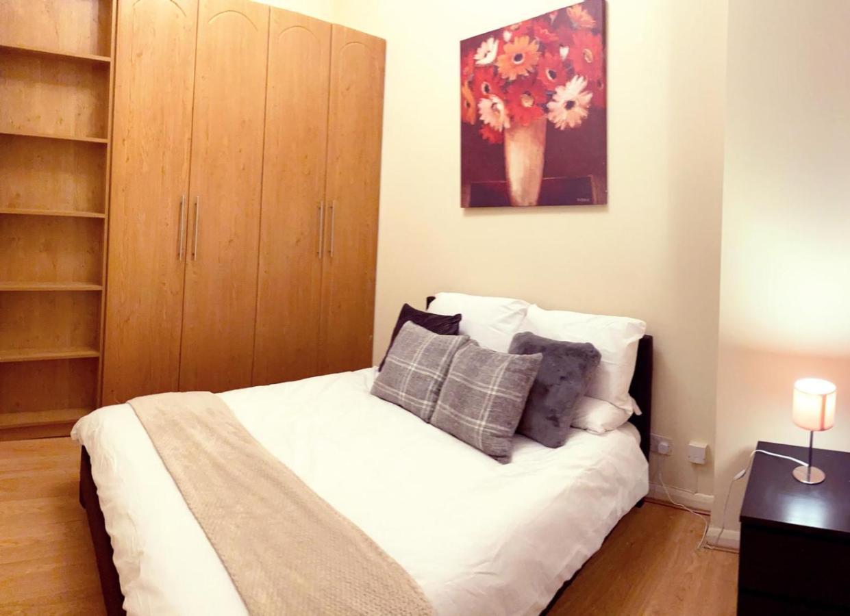 Appartement Spacious 1-bedroom Flat With Private Balcony, Patio, And Traditional Decor In Prime Chelsea Location Londen