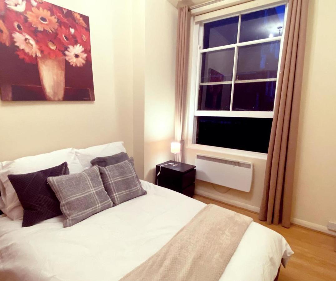 Appartement Spacious 1-bedroom Flat With Private Balcony, Patio, And Traditional Decor In Prime Chelsea Location Londen