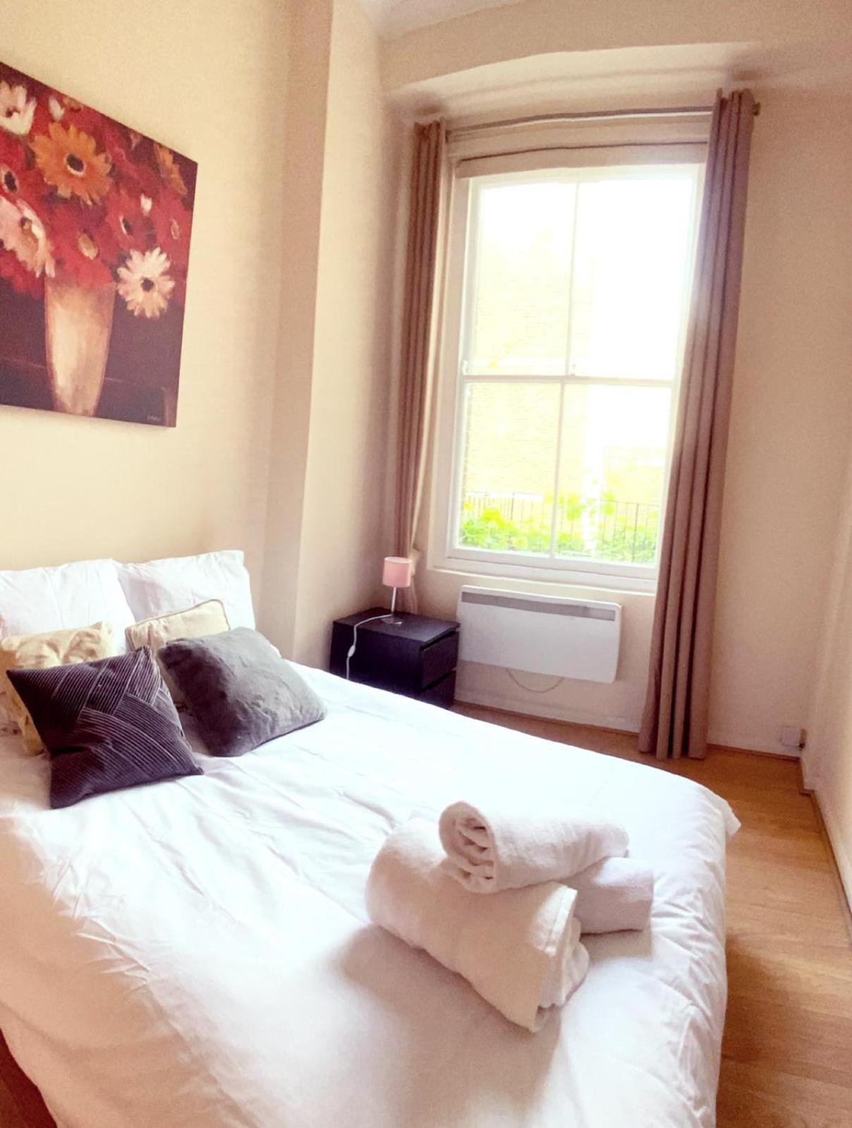 Appartement Spacious 1-bedroom Flat With Private Balcony, Patio, And Traditional Decor In Prime Chelsea Location