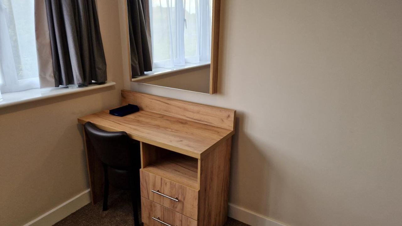 Western Northfields Ealing 3* London