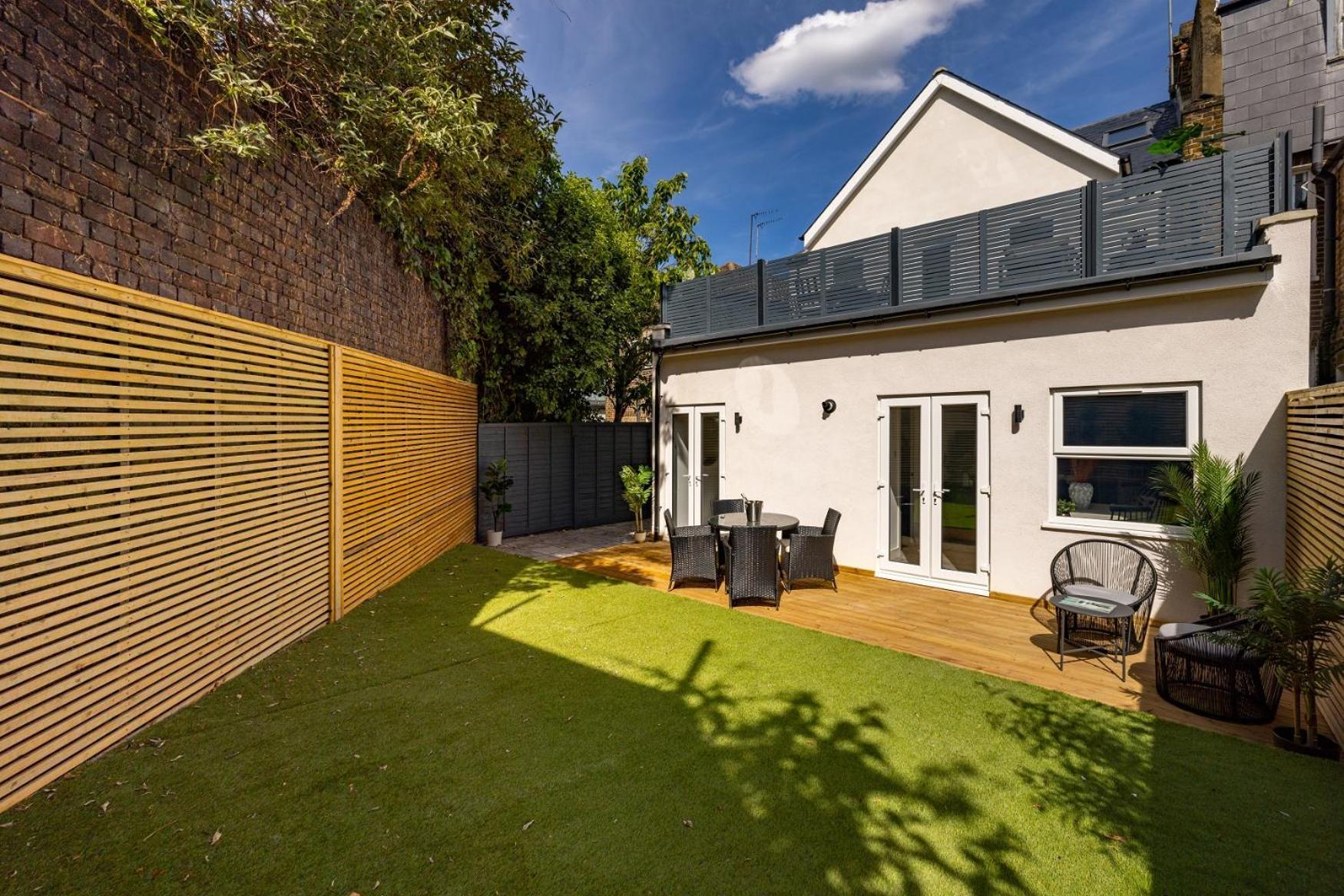 The Battersea Secret - Trendy 3bdr Flat With Patio *