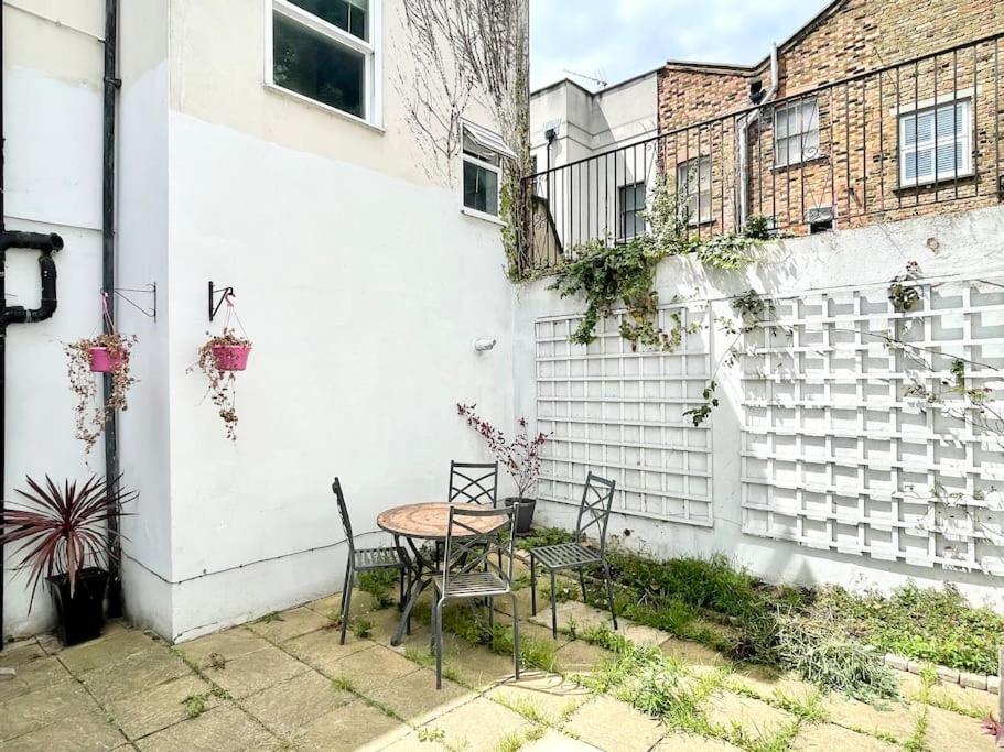*new* Beautiful 2 Bedroom House In Location Apartment