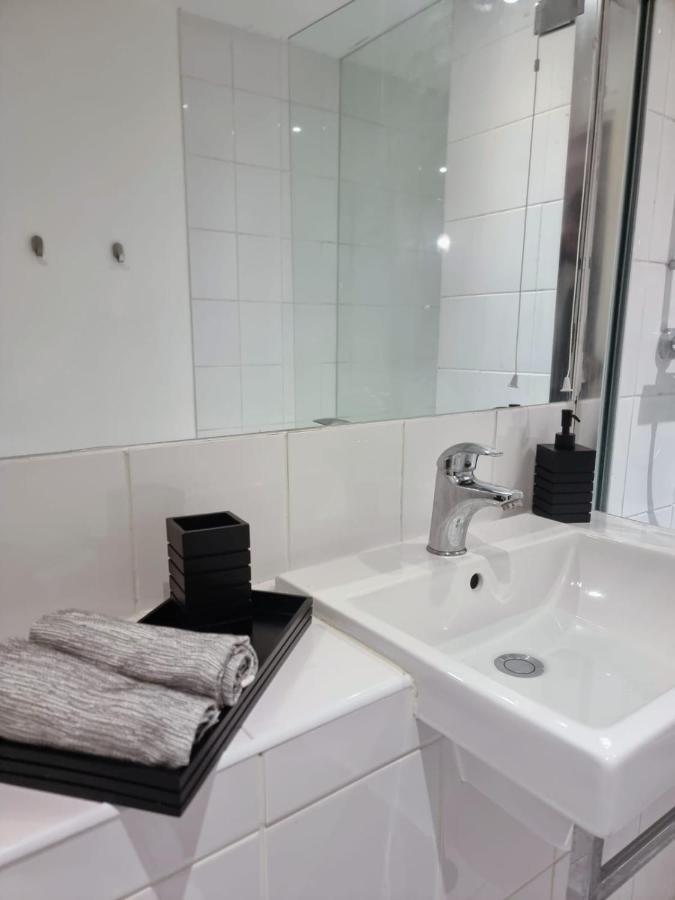 Apartment City Stays - Modern 2 Bedroom With Free Parking And Gym Access *