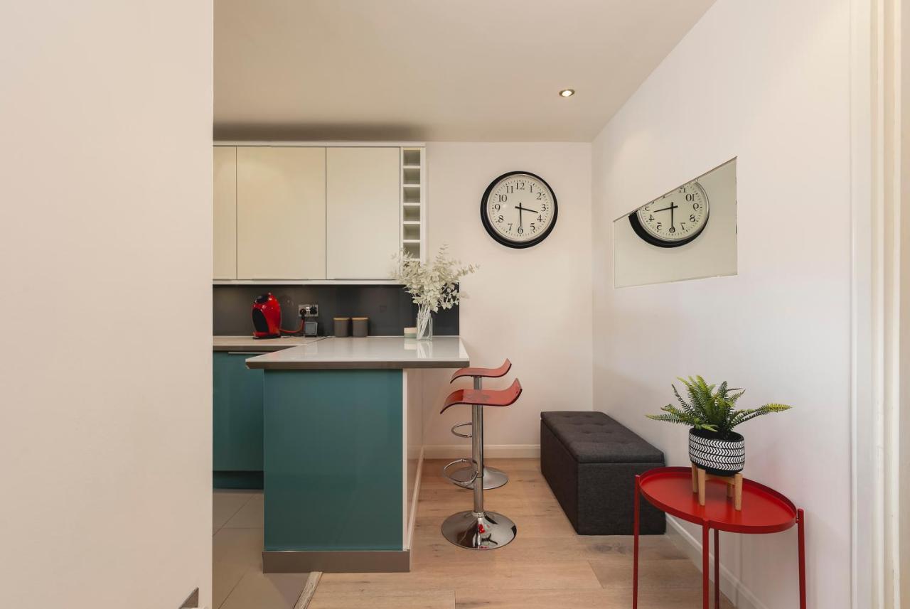 Just 20 Mins From Buckingham Palace! Apartment *