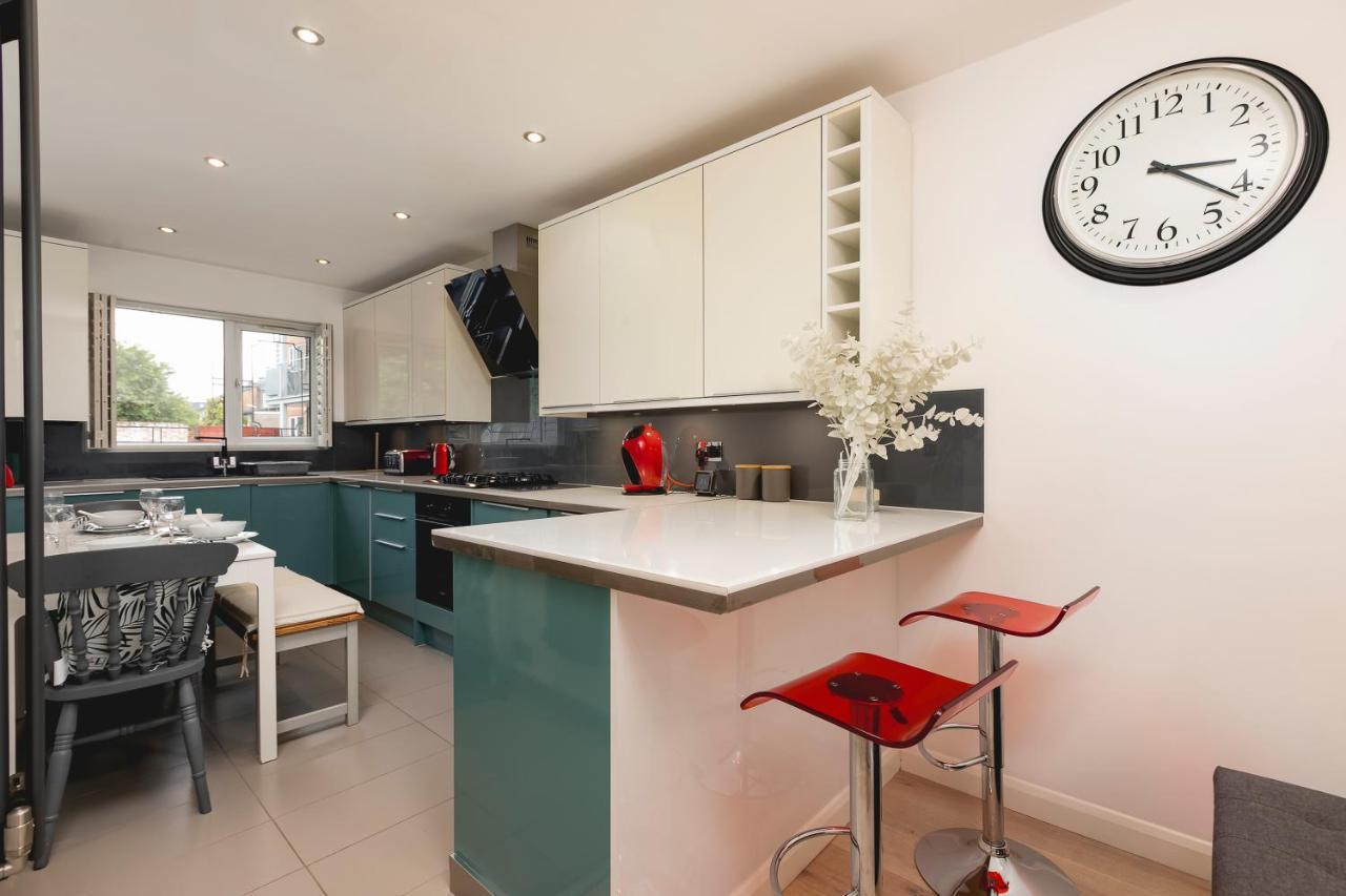 Apartment Just 20 Mins From Buckingham Palace! London