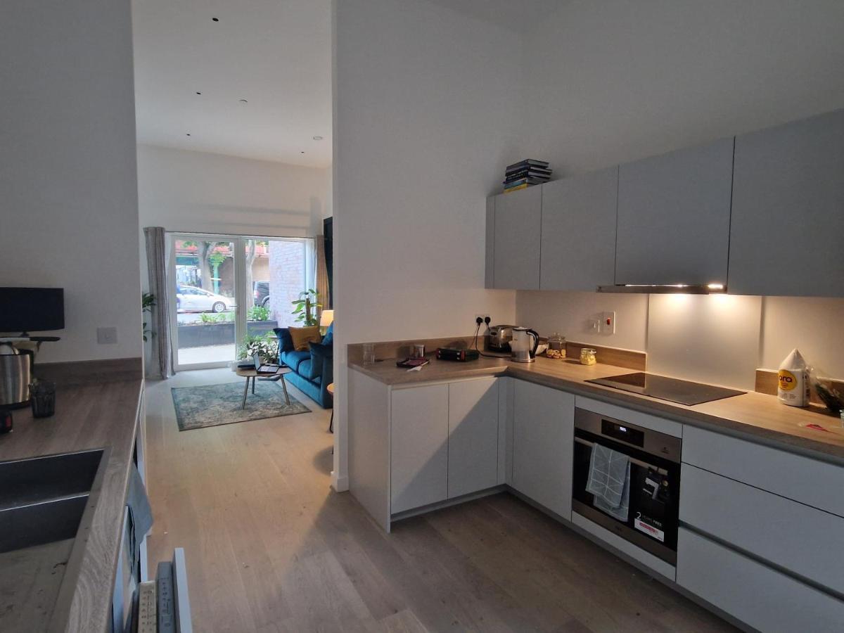 Lovely 2 Bedroom Apartment. Free Private Parking *