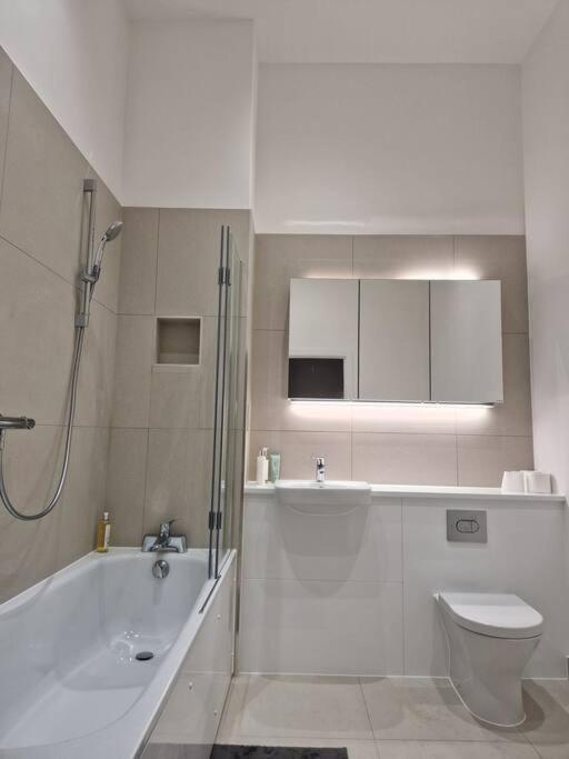 Lovely 2 Bedroom Apartment. Free Private Parking * Londen