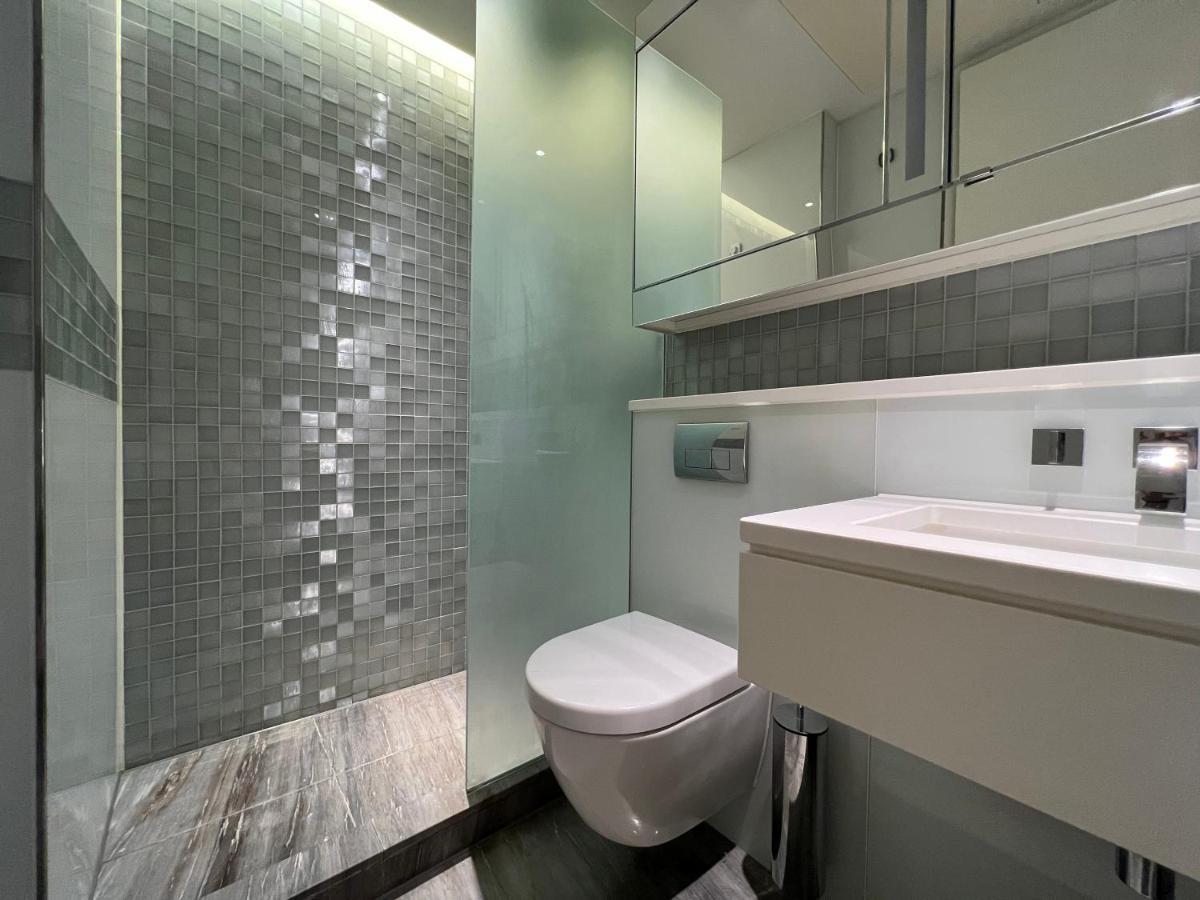 One Bedroom In Luxury On 30th Floor In Central With Breathtaking Skyline View Of Major Landmarks In Homestay *