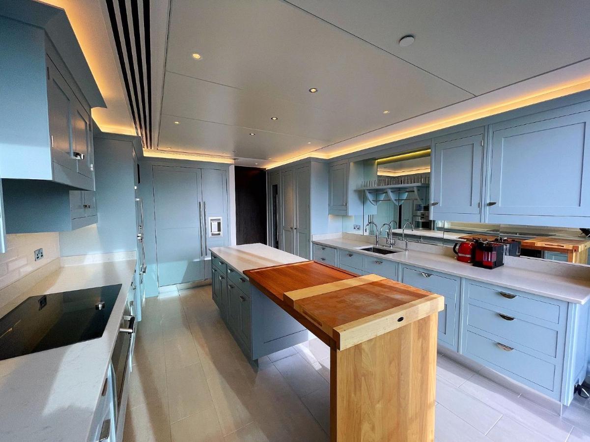 Homestay One Bedroom In Luxury On 30th Floor In Central With Breathtaking Skyline View Of Major Landmarks In *