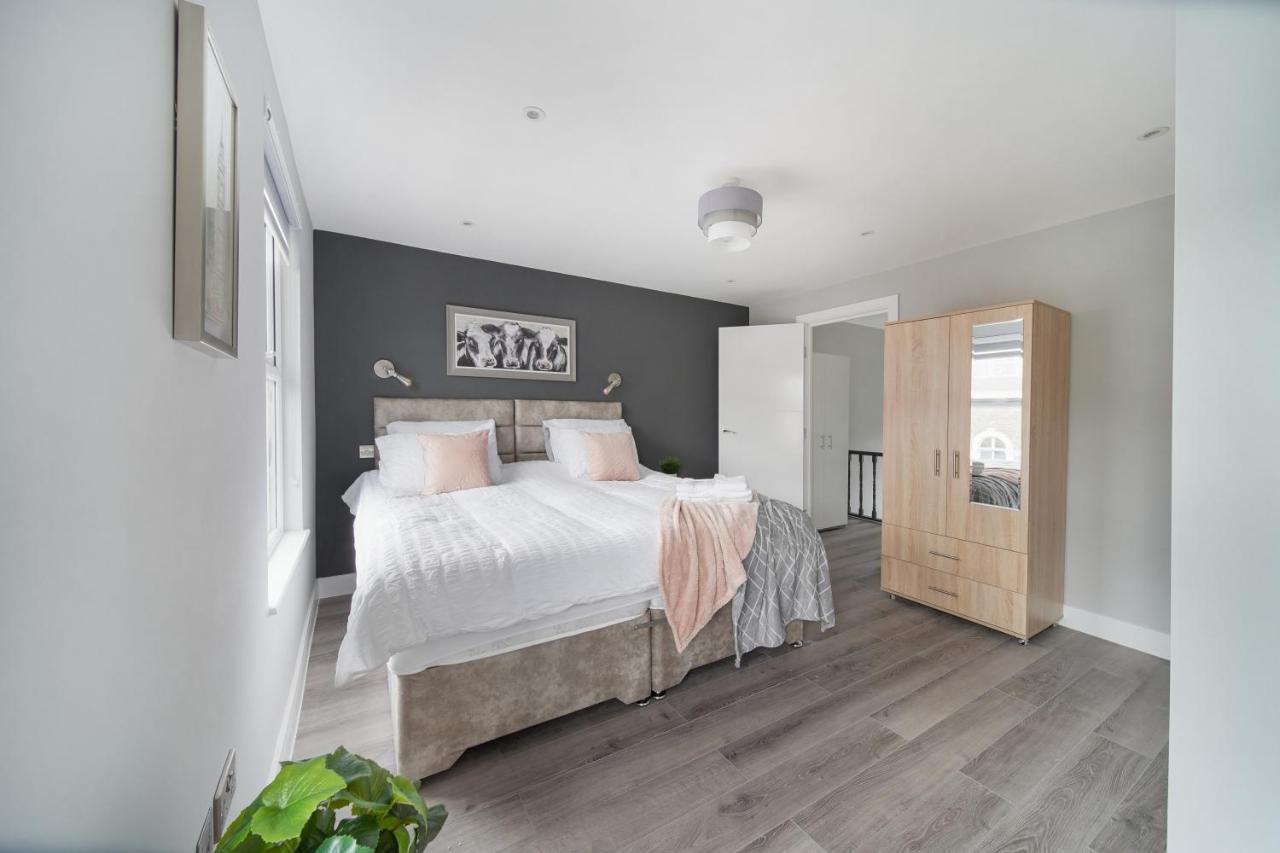 Stunning 3 Bed 3 Bath Townhouse Appartement *