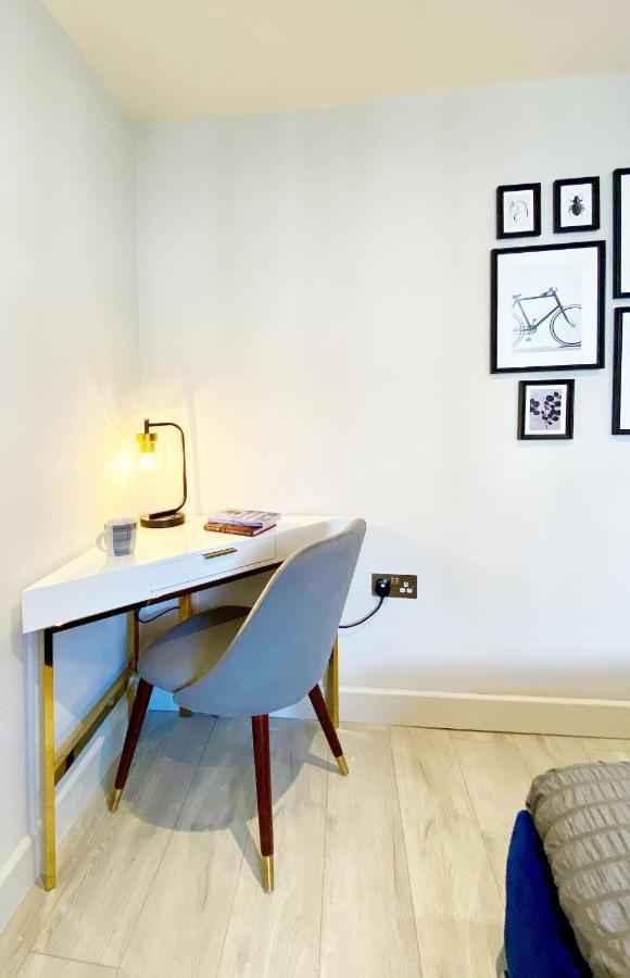 Perfect Location- 5 Minutes From Tower Bridge ! 8 Minutes Walk From Tube * London