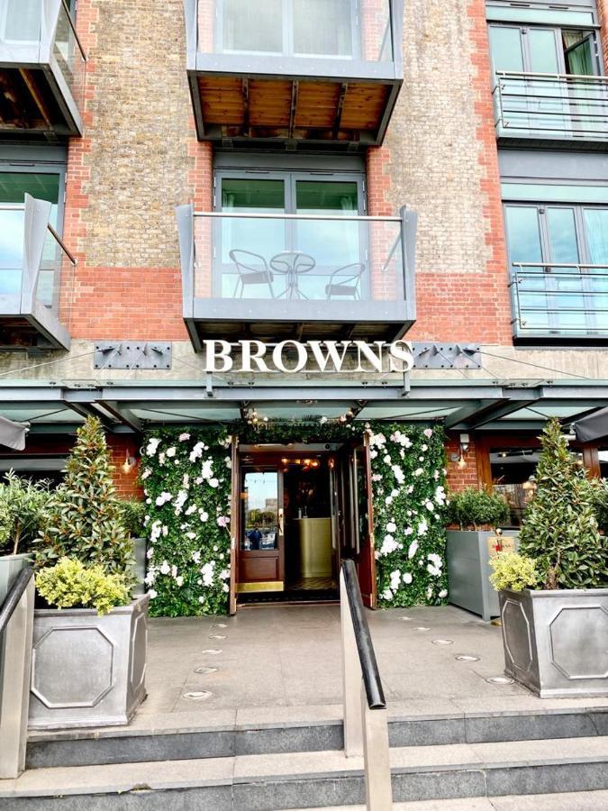 Perfect Location- 5 Minutes From Tower Bridge ! 8 Minutes Walk From Tube Apartment London