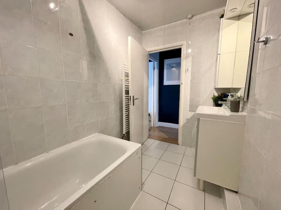 *new* Beautiful 2 Bedroom House In Location Apartment