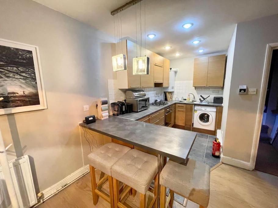 *new* Beautiful 2 Bedroom House In Location Apartment London