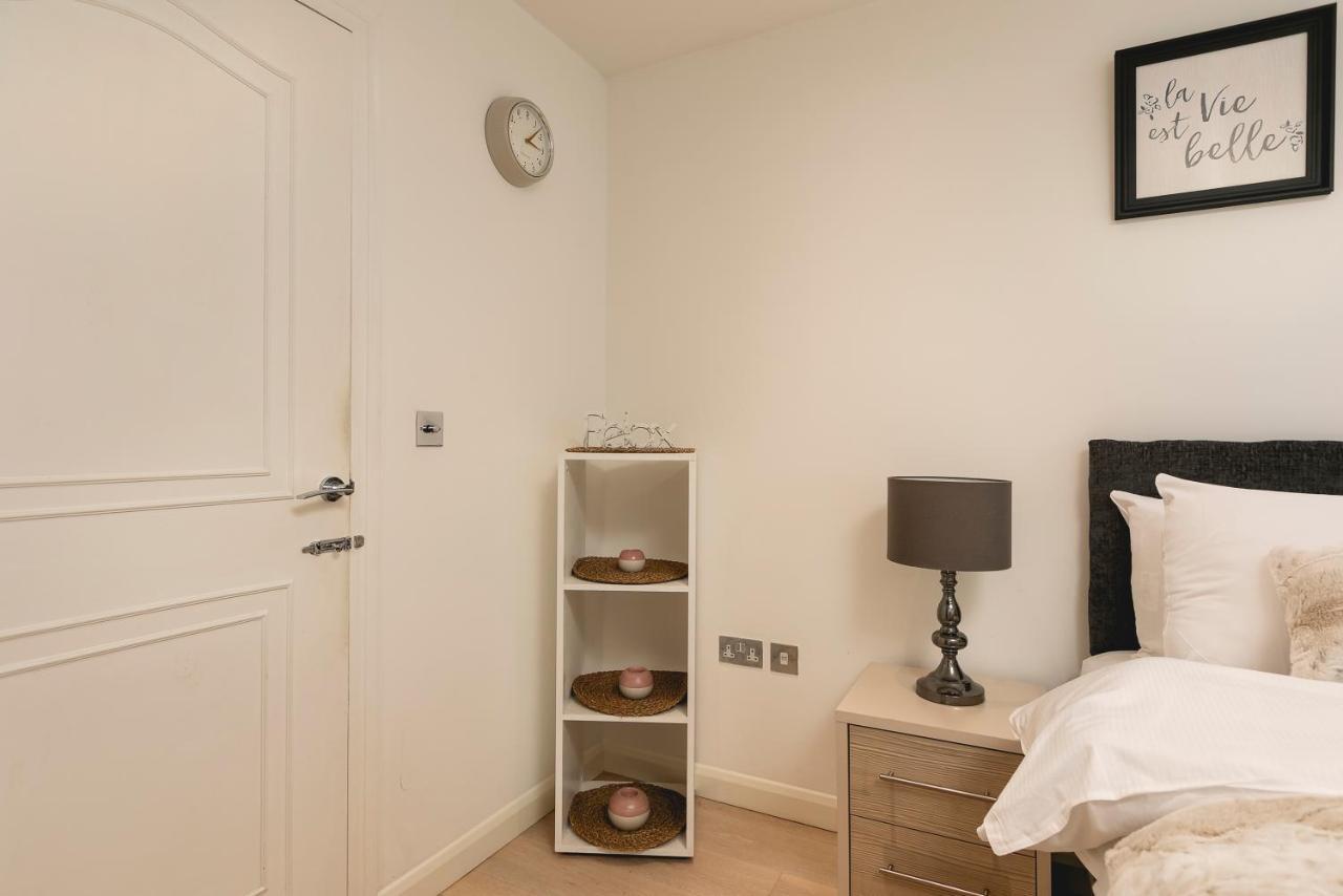 Just 20 Mins From Buckingham Palace! Apartment