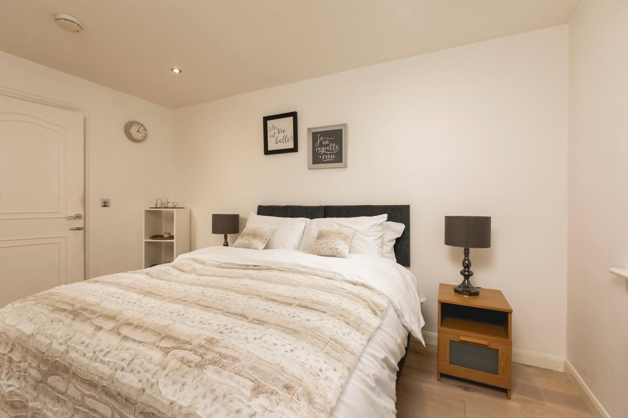 Apartment Just 20 Mins From Buckingham Palace! London