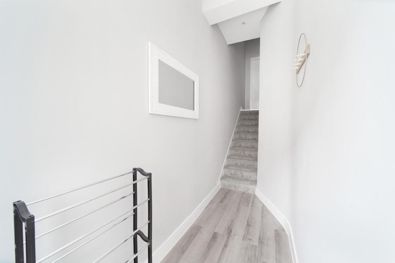 Stunning 3 Bed 3 Bath Townhouse Appartement *