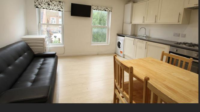 Guest house Family Room With Shared Kitchen And Bathroom In Angel Zone 1 *