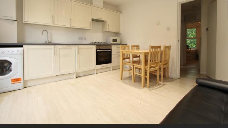 Guest house Family Room With Shared Kitchen And Bathroom In Angel Zone 1 London