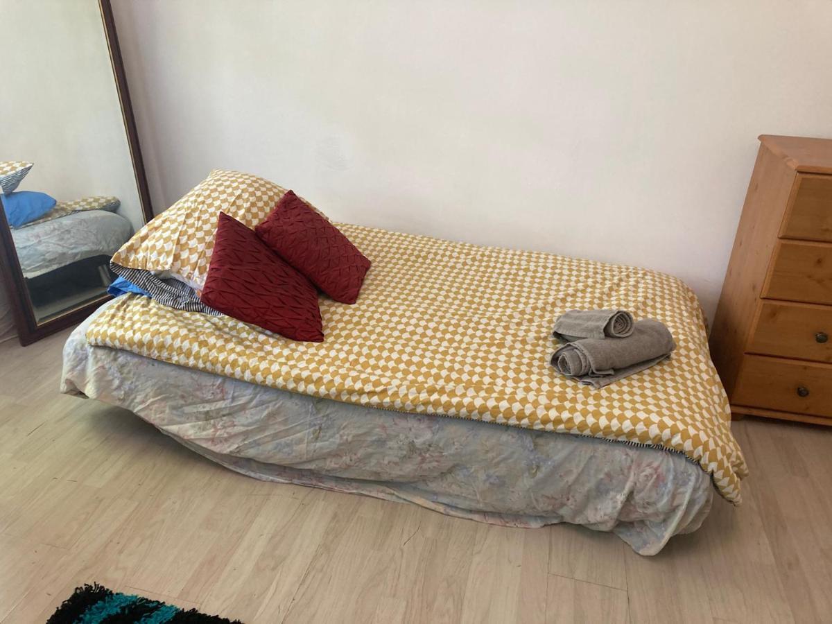 Family Room With Shared Kitchen And Bathroom In Angel Zone 1 *