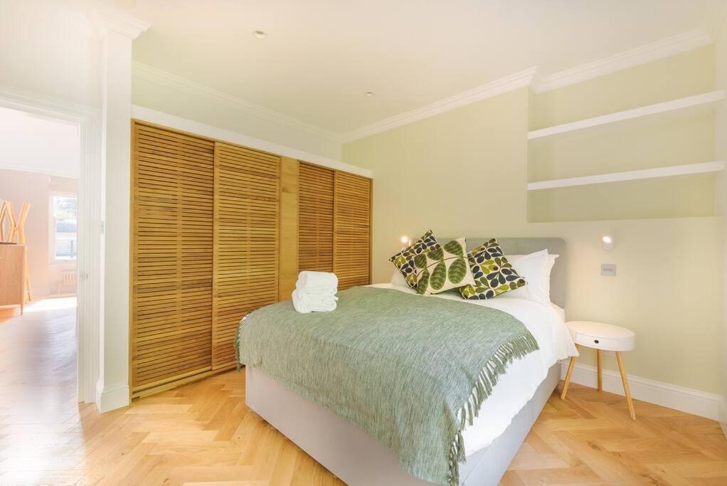 Apartment Stunning Two Bed Rh8 *
