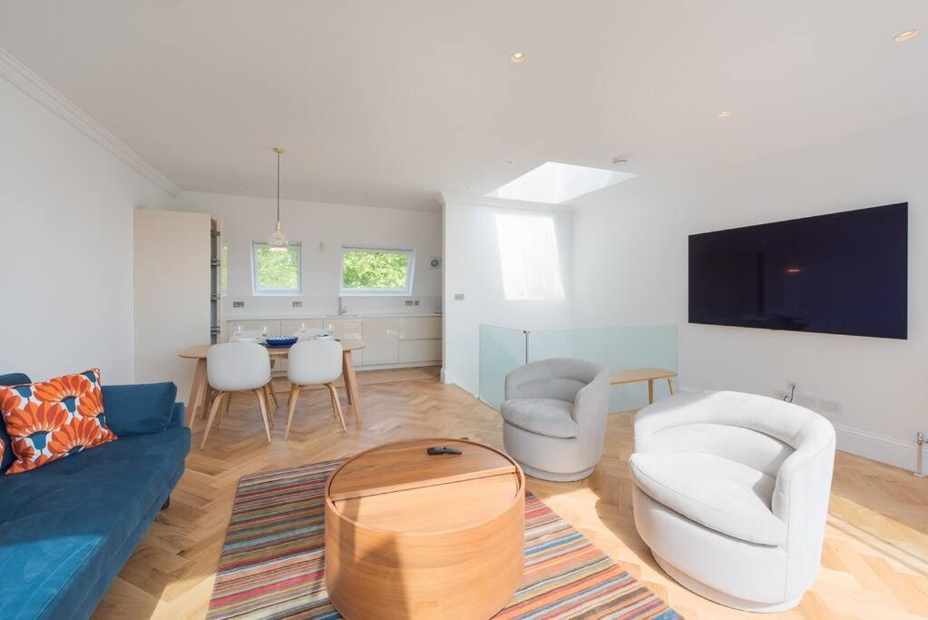 Stunning Two Bed Rh8 Apartment