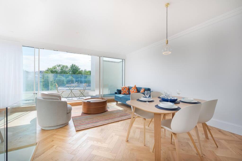 Stunning Two Bed Rh8 Apartment *