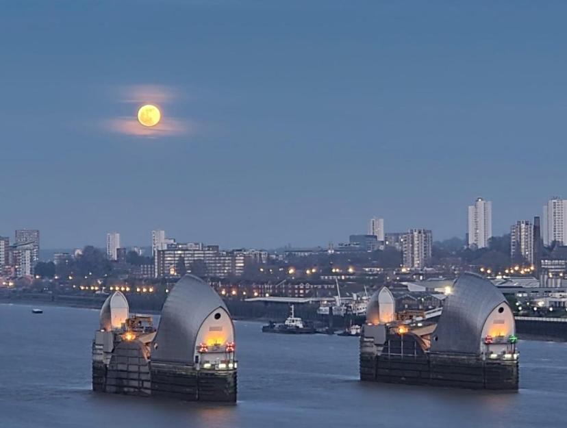 Large Double Overlooking The Thames Homestay London