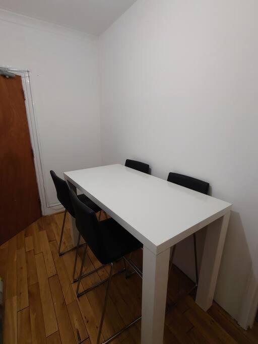 Edwardian 4 Bedrooms With 4 Bathrooms Townhouse, Next To Underground, Accommodates 10 People London