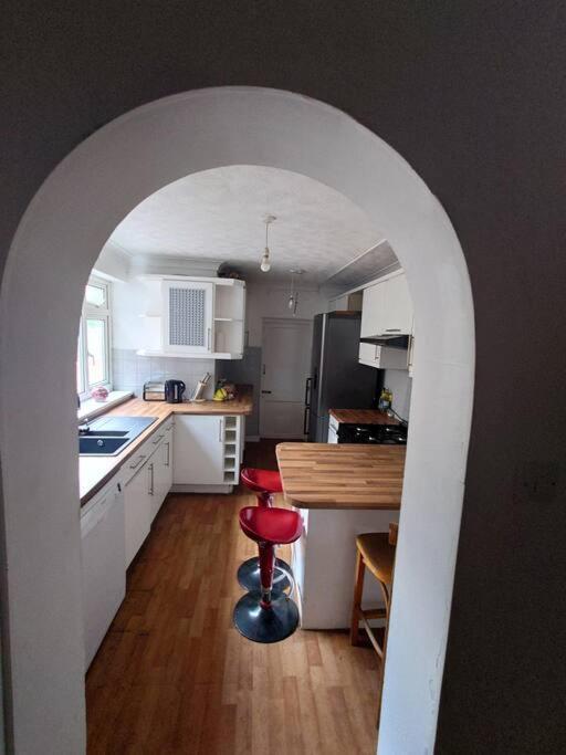 Edwardian 4 Bedrooms With 4 Bathrooms Townhouse, Next To Underground, Accommodates 10 People * London