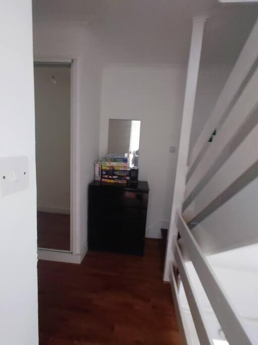 Ferienhaus Edwardian 4 Bedrooms With 4 Bathrooms Townhouse, Next To Underground, Accommodates 10 People London