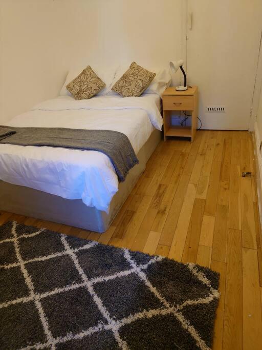 Edwardian 4 Bedrooms With 4 Bathrooms Townhouse, Next To Underground, Accommodates 10 People * London