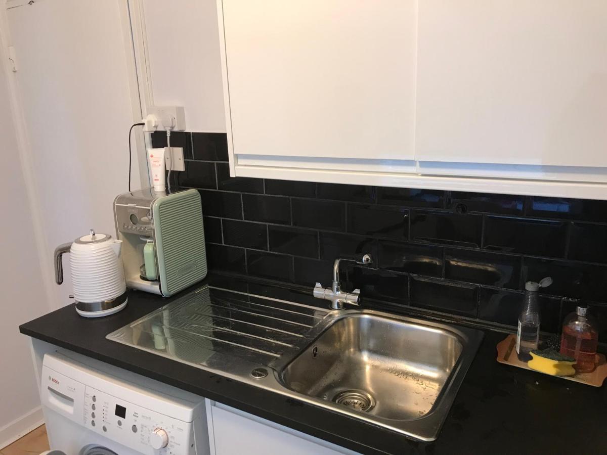 Sunny Flat In With Balcony, Just 15 Mins To Central! London